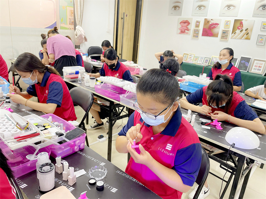 廣西哪里可以學(xué)美甲?歡迎到麗竹美甲學(xué)校