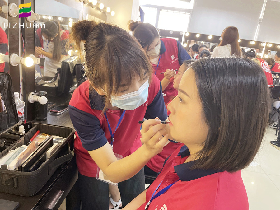 如何區(qū)分冷白皮和暖白皮？廣西美妝彩妝學校授課開講