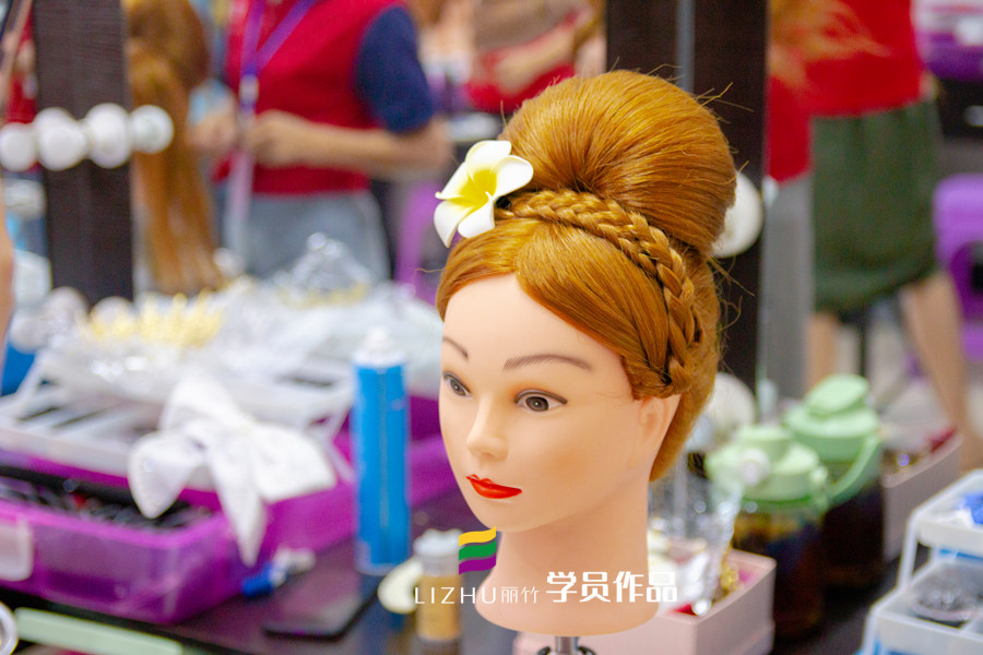 赫本包發(fā)型課堂練習(xí) | 學(xué)習(xí)化妝盤(pán)發(fā)