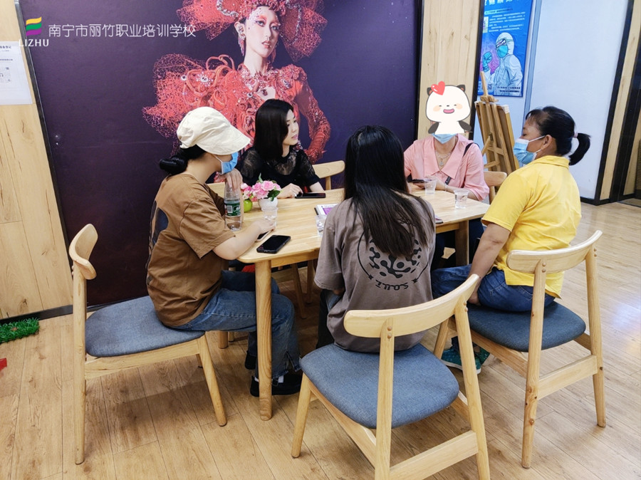 忙！忙！忙！麗竹學(xué)校人氣火爆的招生大廳