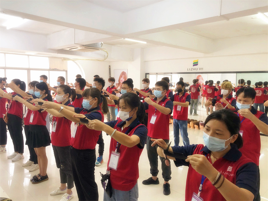 零基礎(chǔ)學(xué)美發(fā)：新手如何練習(xí)用剪刀和梳子？