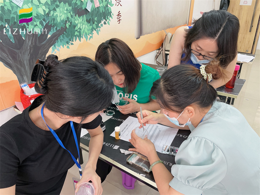 如何用杯子練習(xí)嫁接睫毛？來(lái)南寧美睫專業(yè)學(xué)?？纯窗?>
								
								<span id=