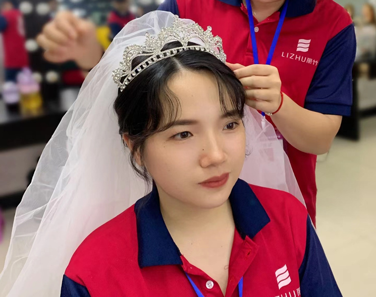 學(xué)化妝盤發(fā)基本手法，到麗竹化妝造型學(xué)校