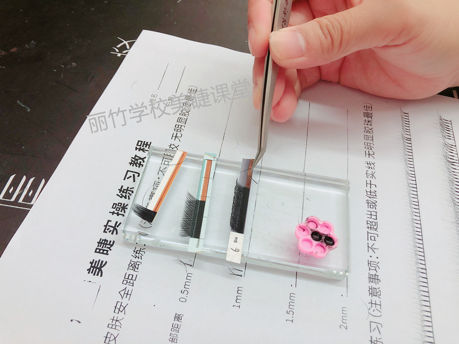 紙上嫁接睫毛，南寧美甲美睫學(xué)校學(xué)員練習(xí)
