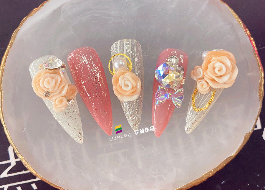 玫瑰雕花美甲作品，告訴你廣西美甲學(xué)校哪家好？