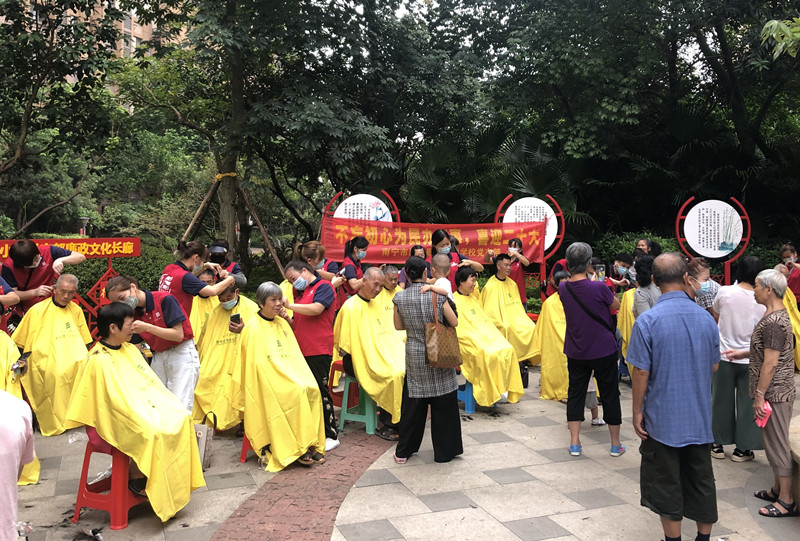 南寧美發(fā)培訓(xùn)班外出實(shí)操為居民義務(wù)理發(fā)