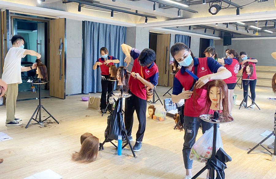 頭發(fā)打薄的注意事項，廣西理發(fā)剪發(fā)學(xué)校教學(xué)