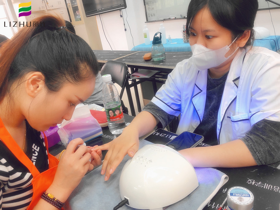 美甲基礎知識內容：指甲油干了怎么辦？