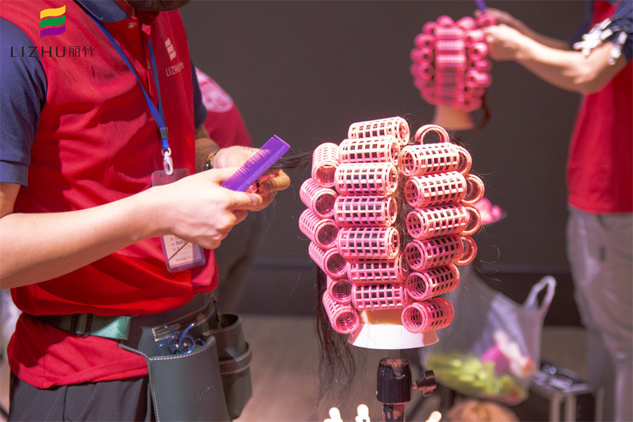 塑料卷發(fā)筒使用方法，廣西南寧專業(yè)燙發(fā)學(xué)校課程