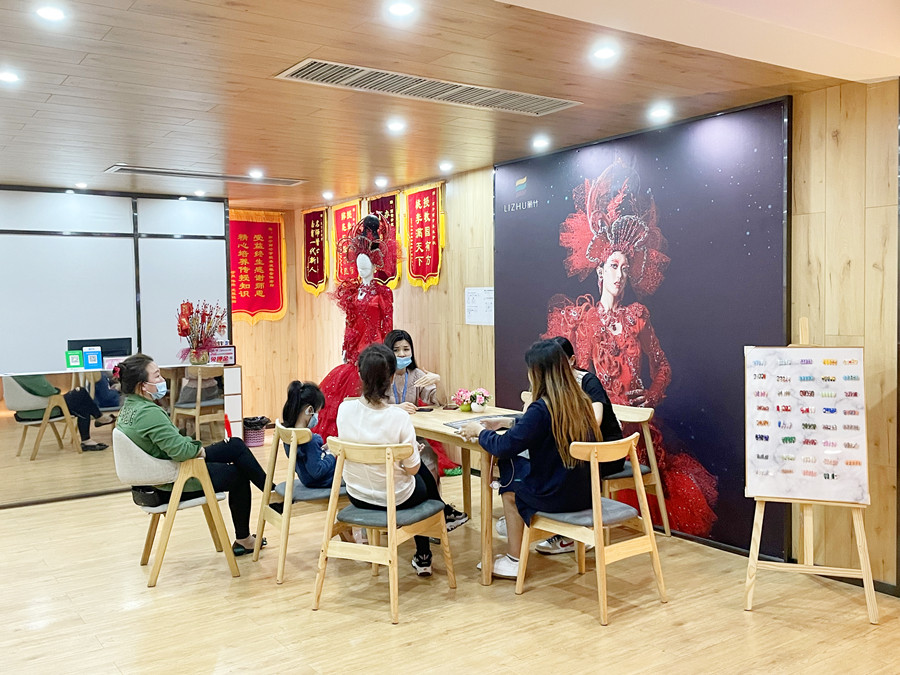 麗竹學(xué)校招生大廳里，全都是人人人人人人