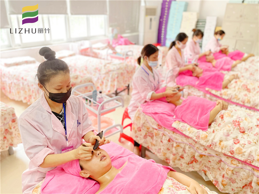 牛角刮痧板面部刮痧，廣西美容面部護(hù)理實(shí)操