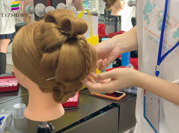 秀禾發(fā)型手打卷教程，南寧化妝盤發(fā)培訓(xùn)課件