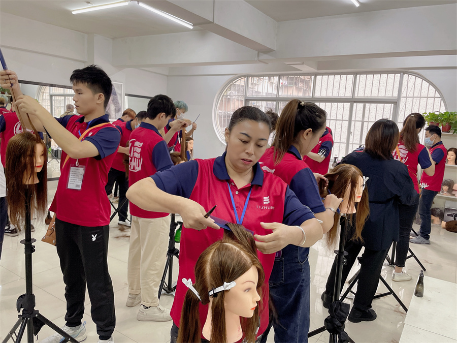 頭發(fā)打薄的技巧，廣西學(xué)理發(fā)剪發(fā)