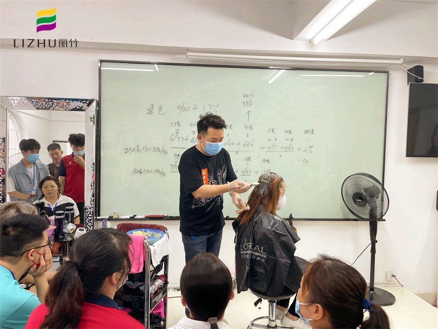 染膏怎么才能涂均勻？廣西染發(fā)培訓(xùn)學(xué)?，F(xiàn)場(chǎng)示范