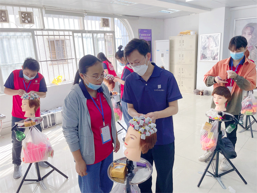 發(fā)根補(bǔ)燙技術(shù)的步驟，南寧燙發(fā)培訓(xùn)學(xué)校課堂實(shí)訓(xùn)