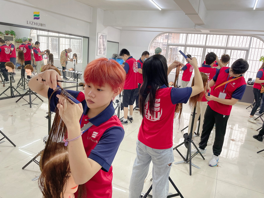 你適合剪齊劉海嗎？南寧剪發(fā)職業(yè)學(xué)校為你詳解