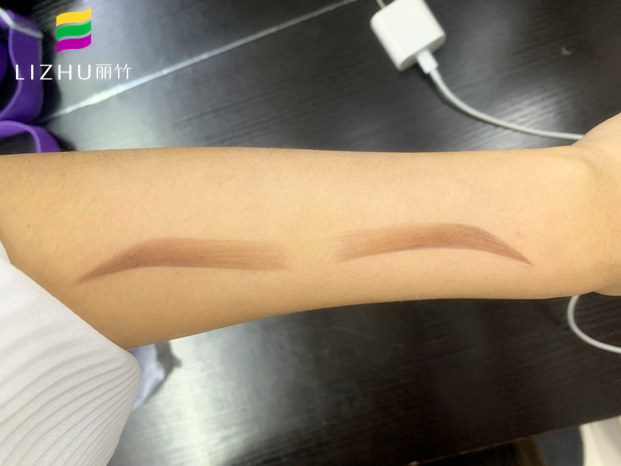 為什么要在手上畫眉？廣西化妝課堂練習