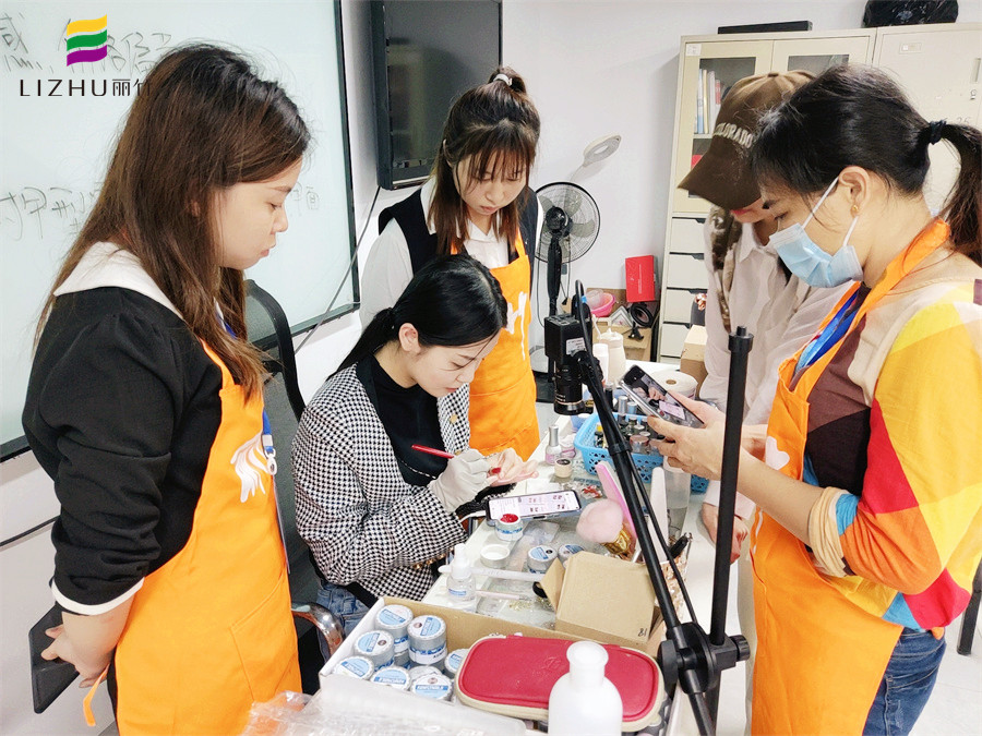 南寧學(xué)美甲要多久？南寧專業(yè)培訓(xùn)美甲師的學(xué)校歡迎你