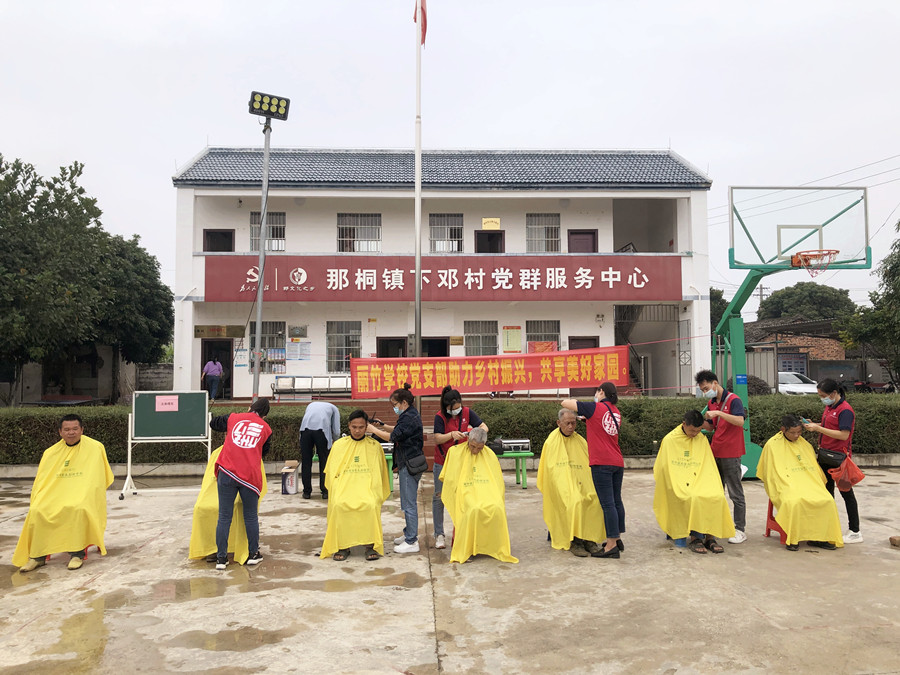 南寧美發(fā)培訓(xùn)學(xué)校“三下鄉(xiāng)”活動(dòng)，群眾連連稱贊