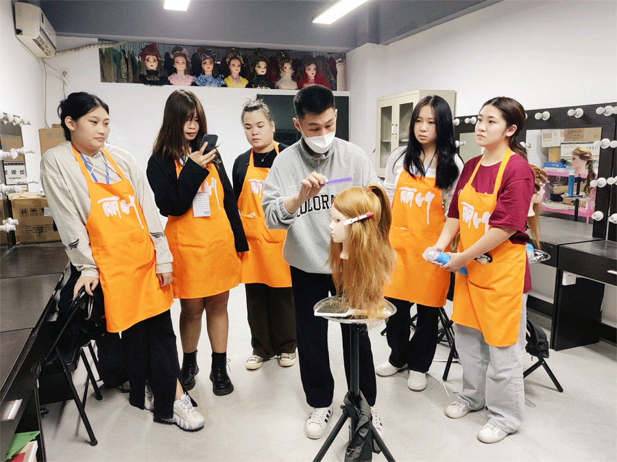 南寧化妝編發(fā)盤發(fā)去哪學(xué)？歡迎到麗竹學(xué)?；瘖y專業(yè)