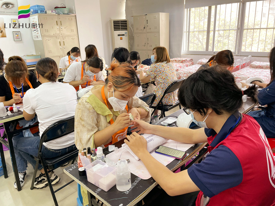 指甲油拉絲了怎么辦？廣西基礎(chǔ)美甲課件講解