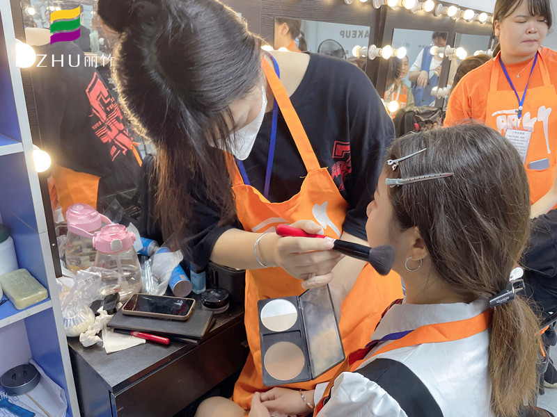 廣西美妝基礎課程--卡粉是什么原因引起的