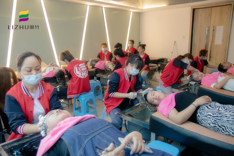 廣西老牌美業(yè)培訓學校告訴你燙過的頭發(fā)怎么剪好看？