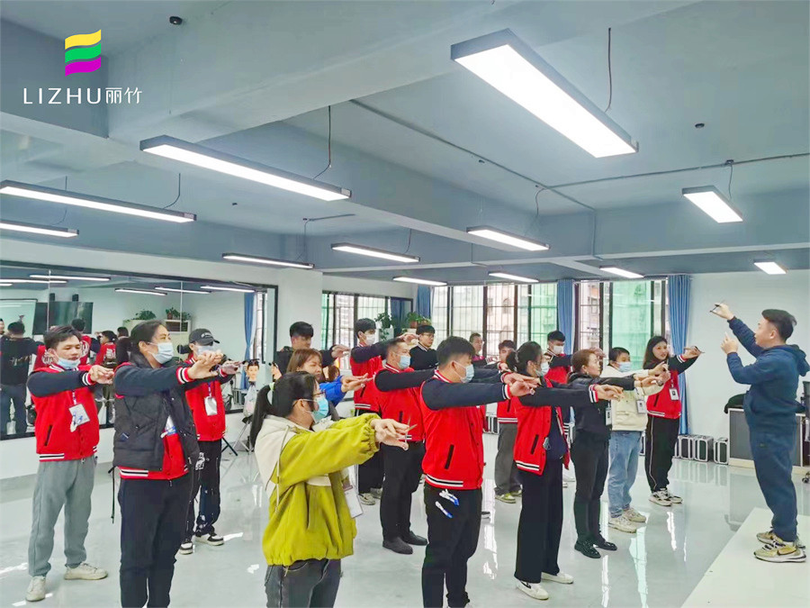 美發(fā)新手的手法練習(xí)，南寧理發(fā)課堂練習(xí)分享