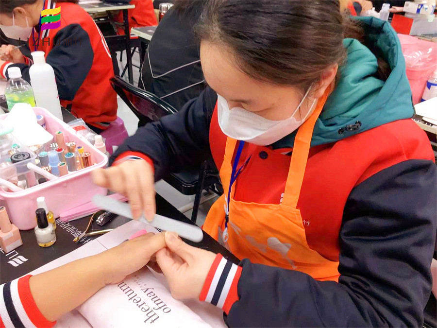 課堂實況！南寧美甲專業(yè)學員練習