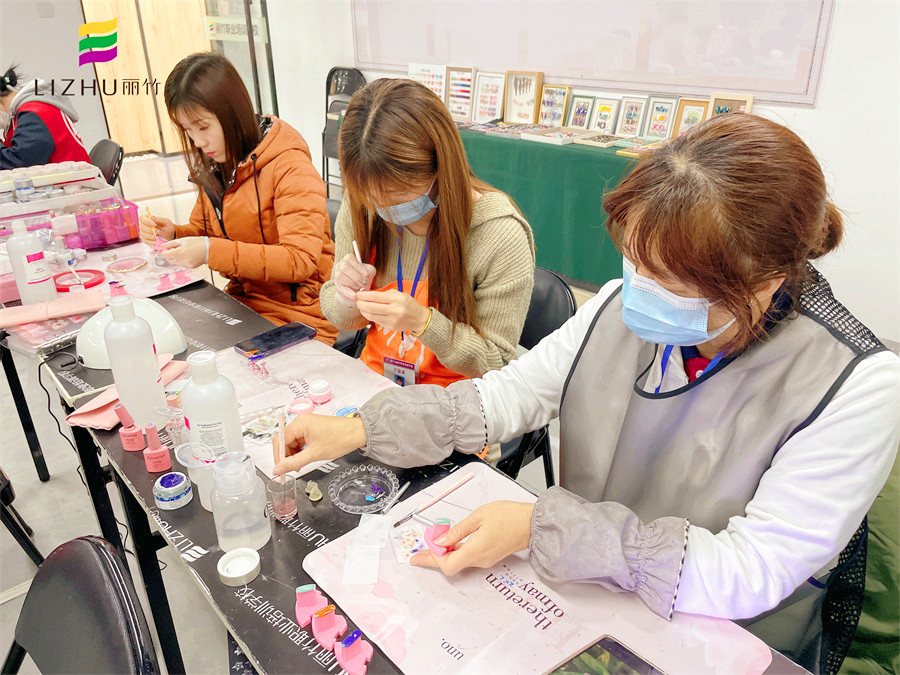 學美甲有年齡限制嗎？南寧專業(yè)美甲師培訓學校告訴你