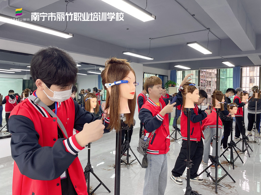 發(fā)型剪出層次感的技巧，南寧美發(fā)師培訓(xùn)課程