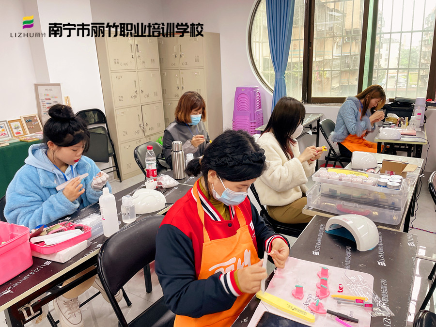 廣西美甲基礎(chǔ)內(nèi)容：經(jīng)常做美甲手會變黑嗎？