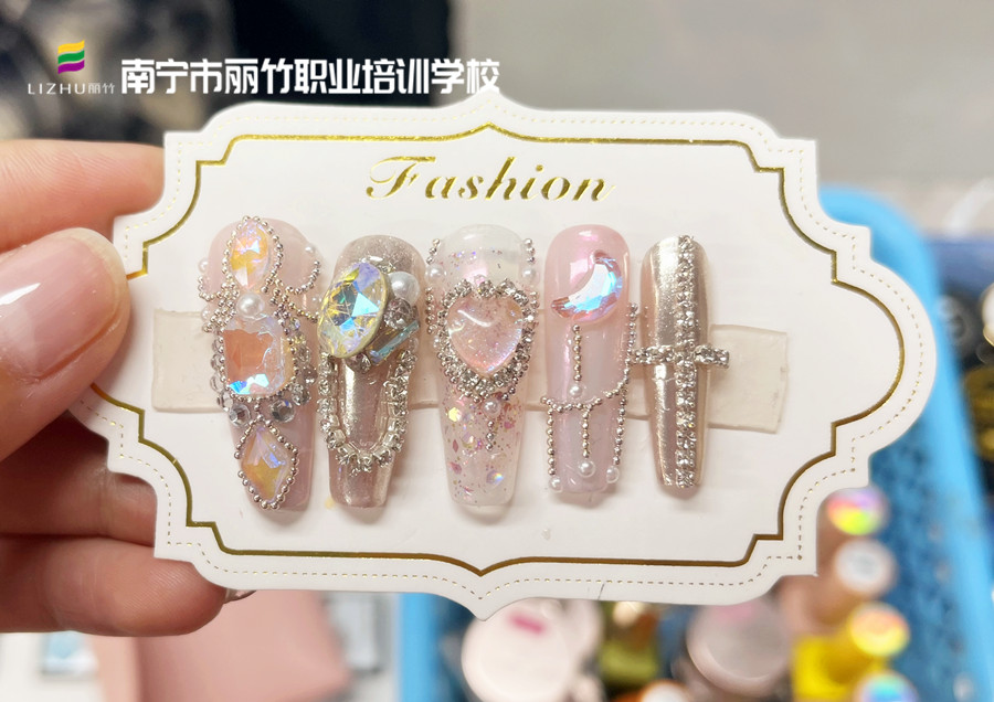 堆鉆美甲，零基礎(chǔ)學(xué)美甲在南寧