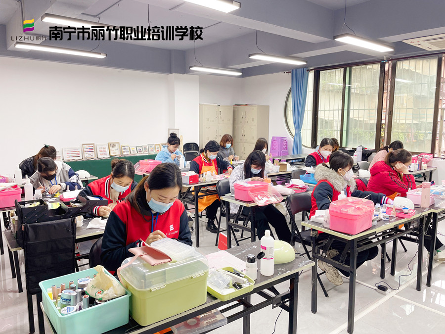 南寧學美甲哪里可以進修？麗竹學校美甲專業(yè)