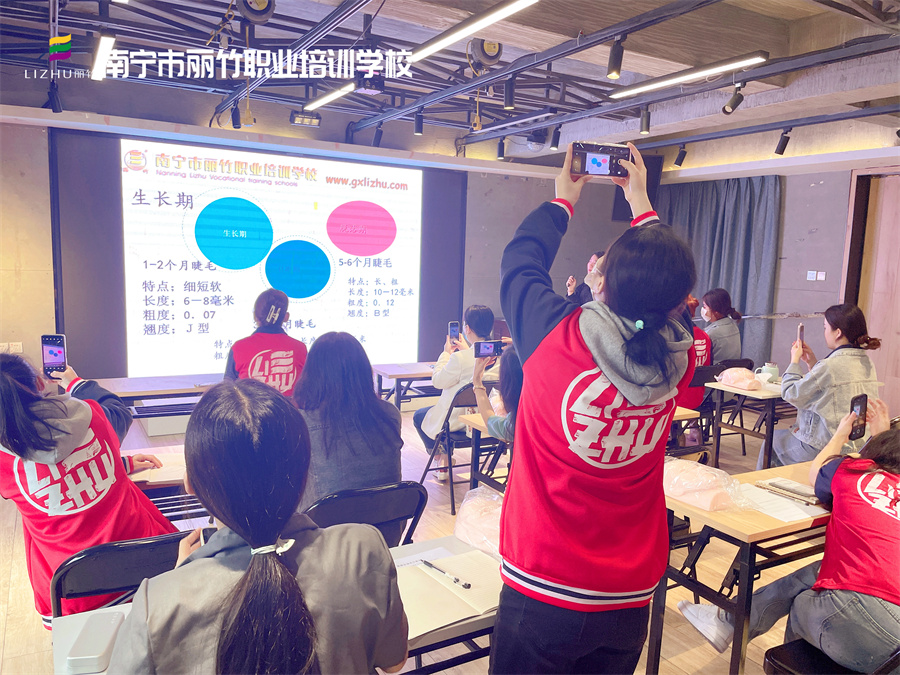 開班啦！直擊南寧美睫學校課堂實況