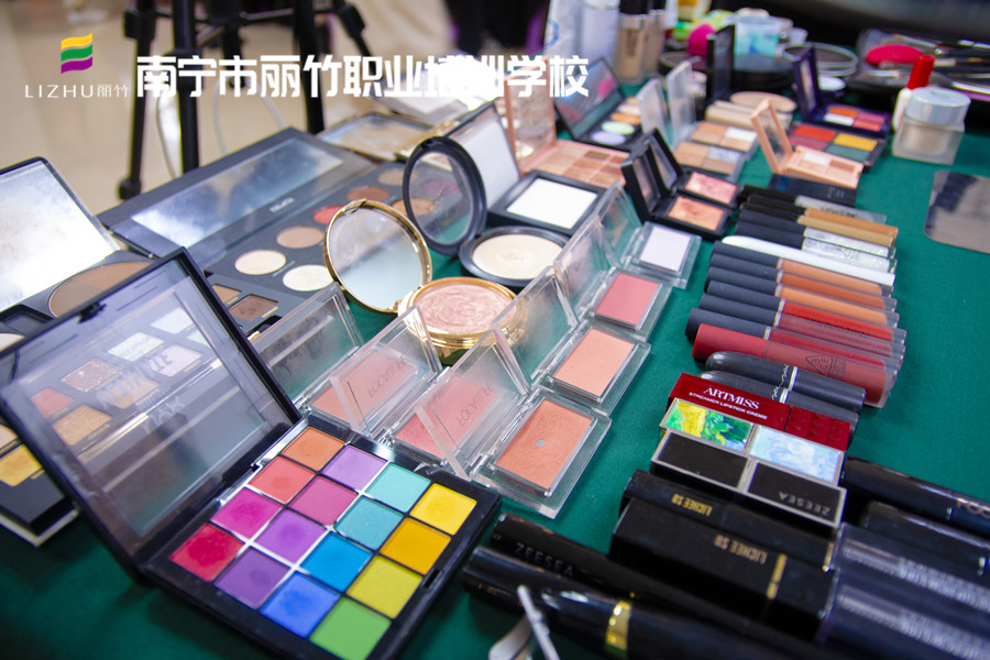 眼影的色調(diào)認(rèn)識(shí)，廣西彩妝化妝基礎(chǔ)班課件內(nèi)容