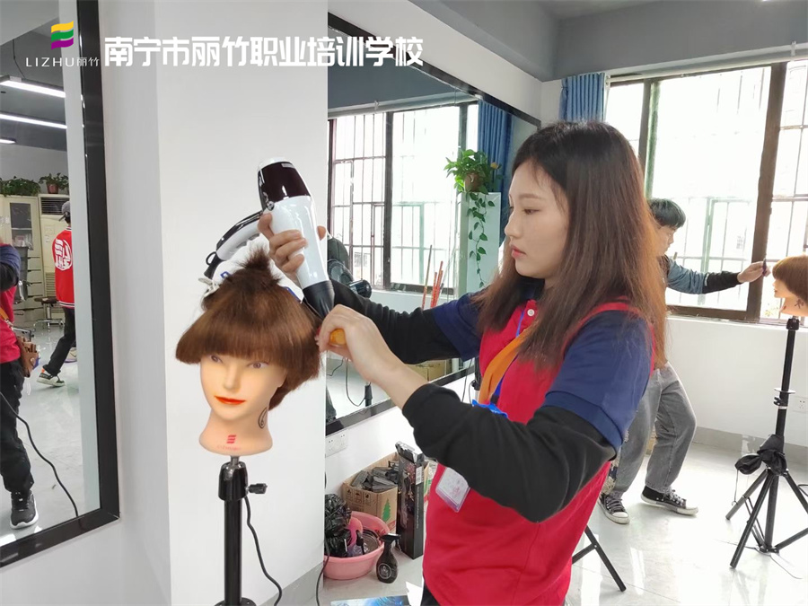 廣西學(xué)吹風(fēng)造型、廣西美發(fā)吹風(fēng)培訓(xùn)