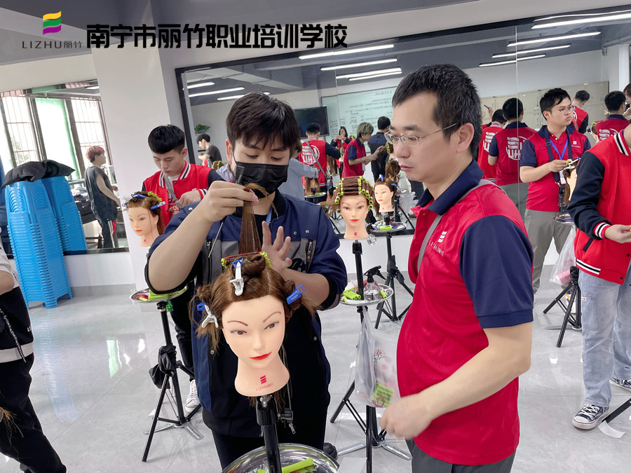 美發(fā)怎么卷杠紙？南寧美發(fā)卷發(fā)學(xué)校實(shí)訓(xùn)展示