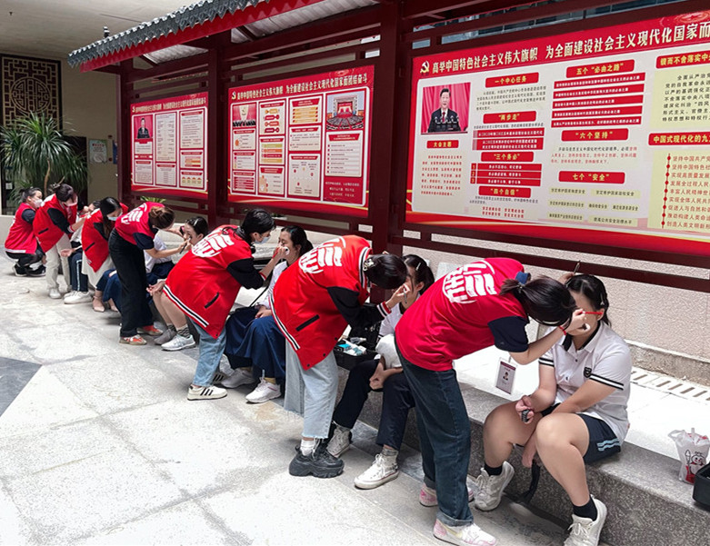 南寧化妝實(shí)踐課，為南寧十四中同學(xué)提供化妝服務(wù)