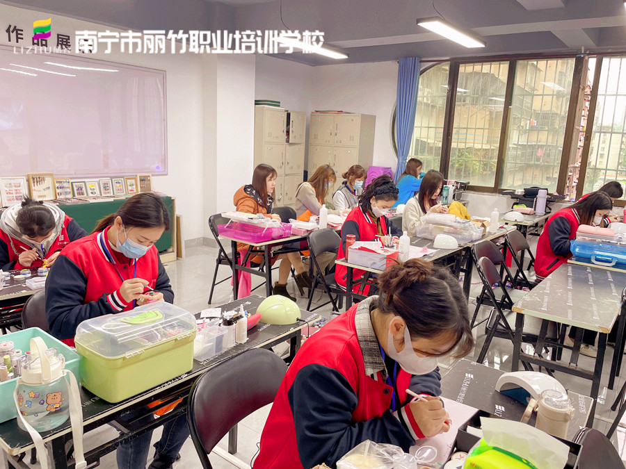 全貼甲片和半貼有什么區(qū)別？廣西美甲基礎班培訓