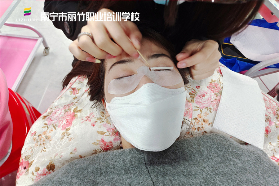 冷燙翹睫術(shù)的好處，南寧美甲美睫學(xué)校分享