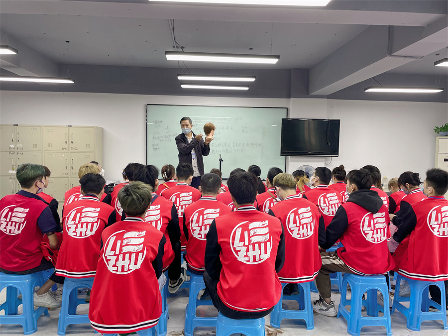 美發(fā)培訓(xùn)要學(xué)哪些內(nèi)容？南寧美發(fā)培訓(xùn)哪家有實(shí)力？