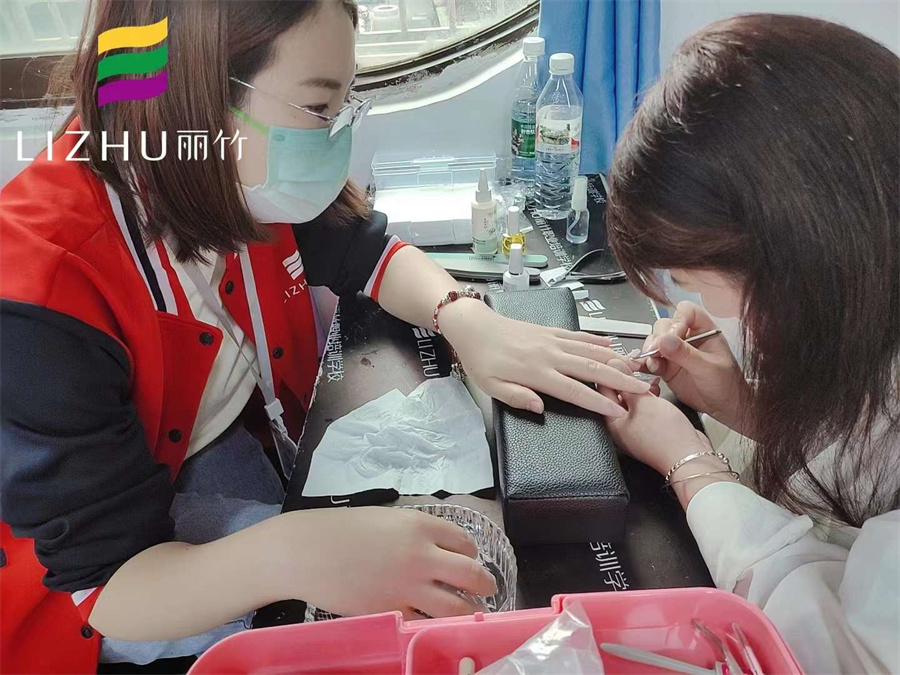 廣?西美甲基礎(chǔ)知識(shí)內(nèi)容：美甲怎么修手？