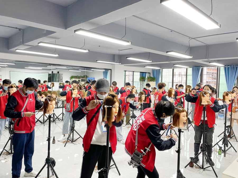 不同類型的長(zhǎng)發(fā)如何修剪層次？廣西美發(fā)剪發(fā)學(xué)校教你