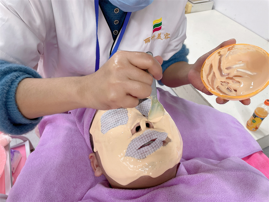 敷軟膜粉的好處？南寧美容皮膚管理學(xué)校實(shí)訓(xùn)講解