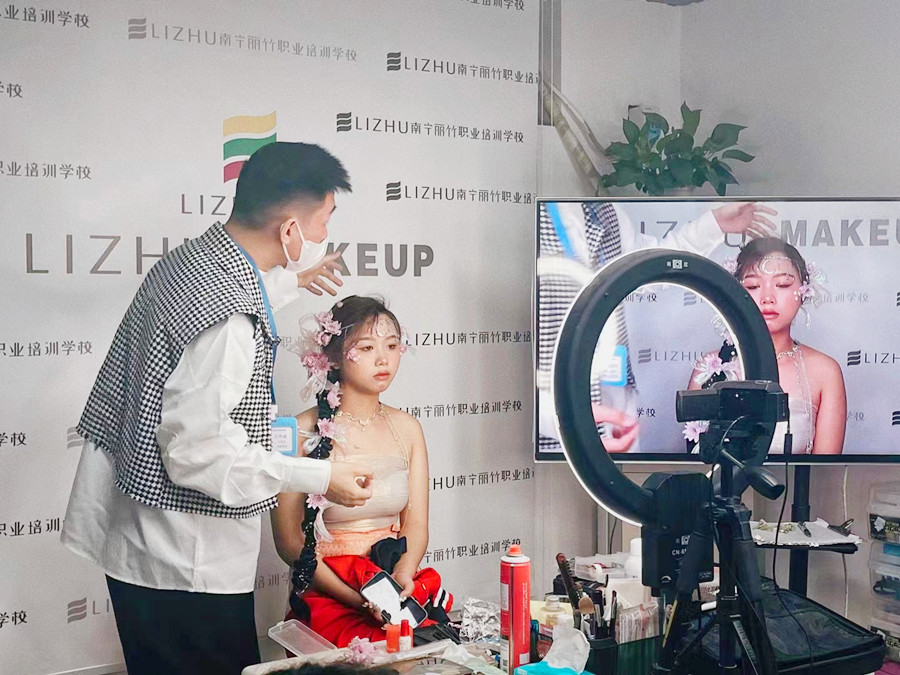 化妝后如何減少出油？南寧專業(yè)正規(guī)化妝學校教你