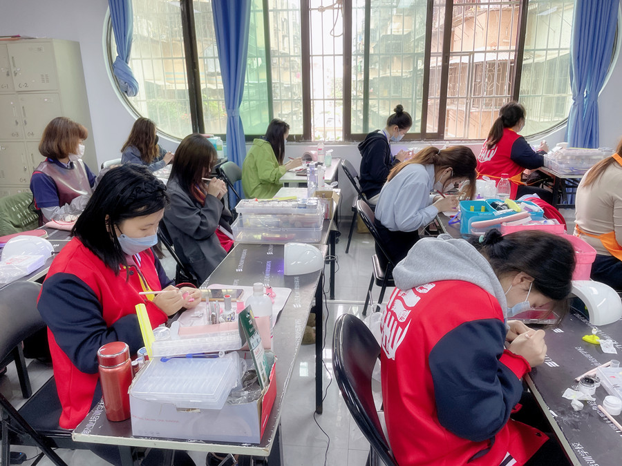 美甲底油和亮油的區(qū)別，廣西美甲基礎教學