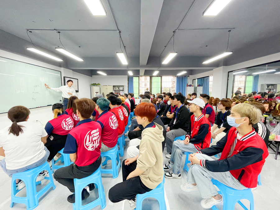 南寧美發(fā)學(xué)校推薦工作，麗竹學(xué)校舉行就業(yè)宣講會(huì)