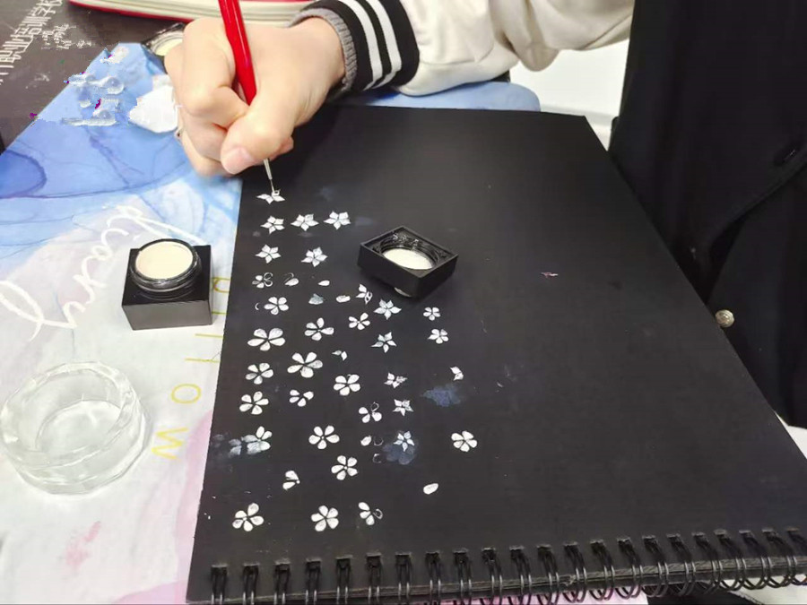 美甲紙上畫花，南寧美甲課堂練習(xí)