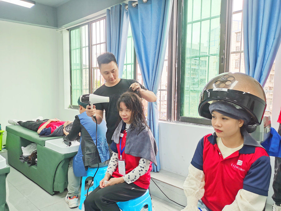 如何給發(fā)膜加熱？南寧美發(fā)職業(yè)技術學校課堂實訓講解